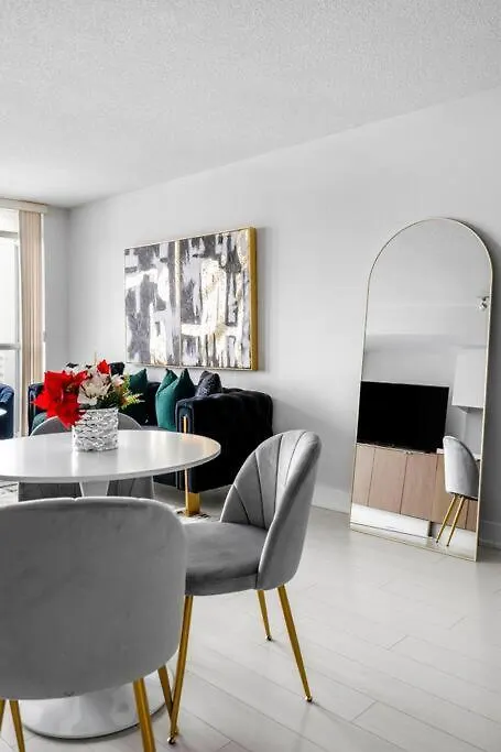 One Bed And Den Upscale Comfort Condo With Parking Toronto Canada