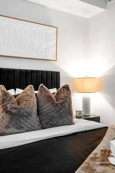 One Bed And Den Upscale Comfort Condo With Parking Toronto