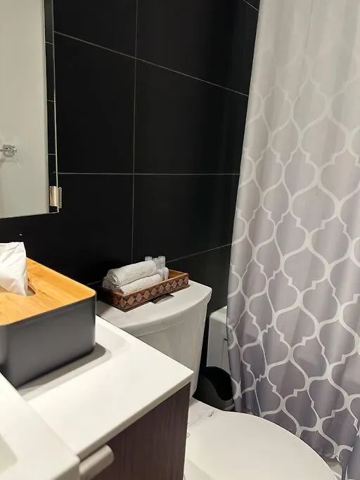 One Bed And Den Upscale Comfort Condo With Parking Toronto 0*,