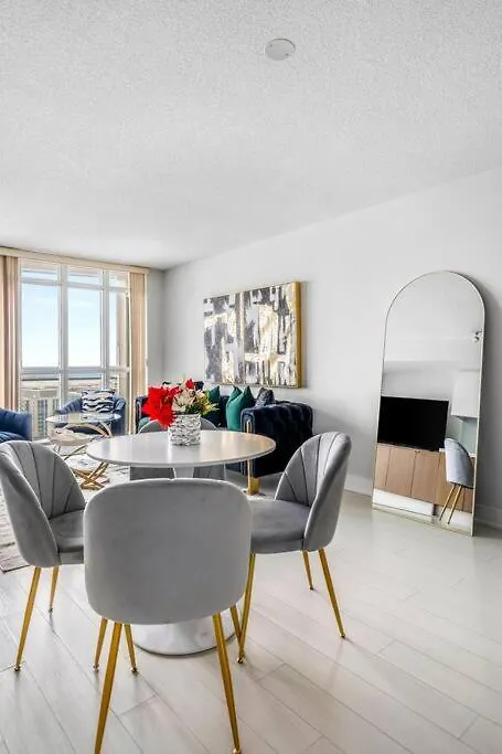 One Bed And Den Upscale Comfort Condo With Parking Toronto 0*,