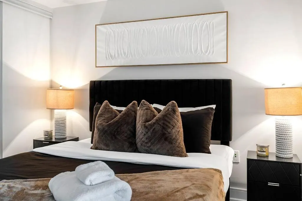 One Bed And Den Upscale Comfort Condo With Parking Toronto 0*,  Canada