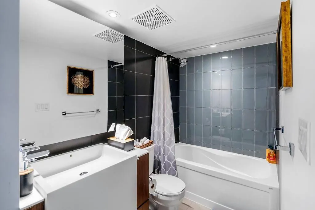One Bed And Den Upscale Comfort Condo With Parking Toronto Apartment