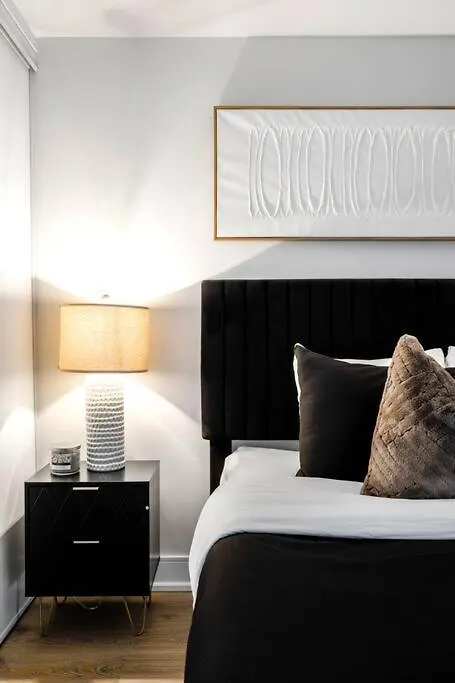 One Bed And Den Upscale Comfort Condo With Parking Toronto