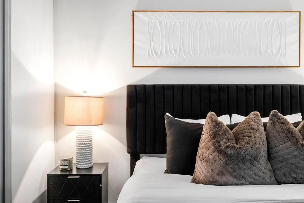 One Bed And Den Upscale Comfort Condo With Parking Toronto 0*,