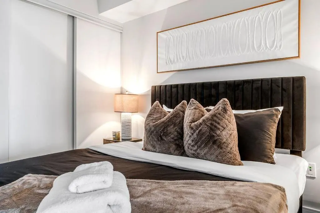 One Bed And Den Upscale Comfort Condo With Parking Toronto Apartment